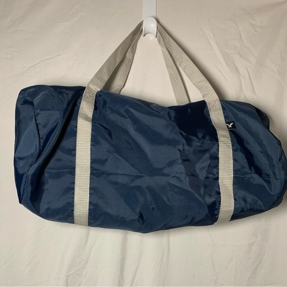 American Eagle 🦅 Blue Duffel Bag with Gray Straps
19in l 10in w
Zipper closure - Picture 1 of 8
